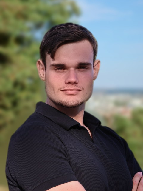 Nathan, associé de Mediassemblage, polo noir
