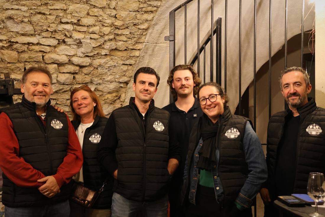 Les membres de l'association Les Nogarévins réunis en doudoune sans manches dans la cave de l'Espace du Château