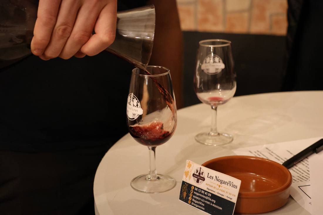 Le vin rouge versé pendant le cours d'œnologie de l'association Les Nogarévins, à Norroy-lès-Pont-à-Mousson