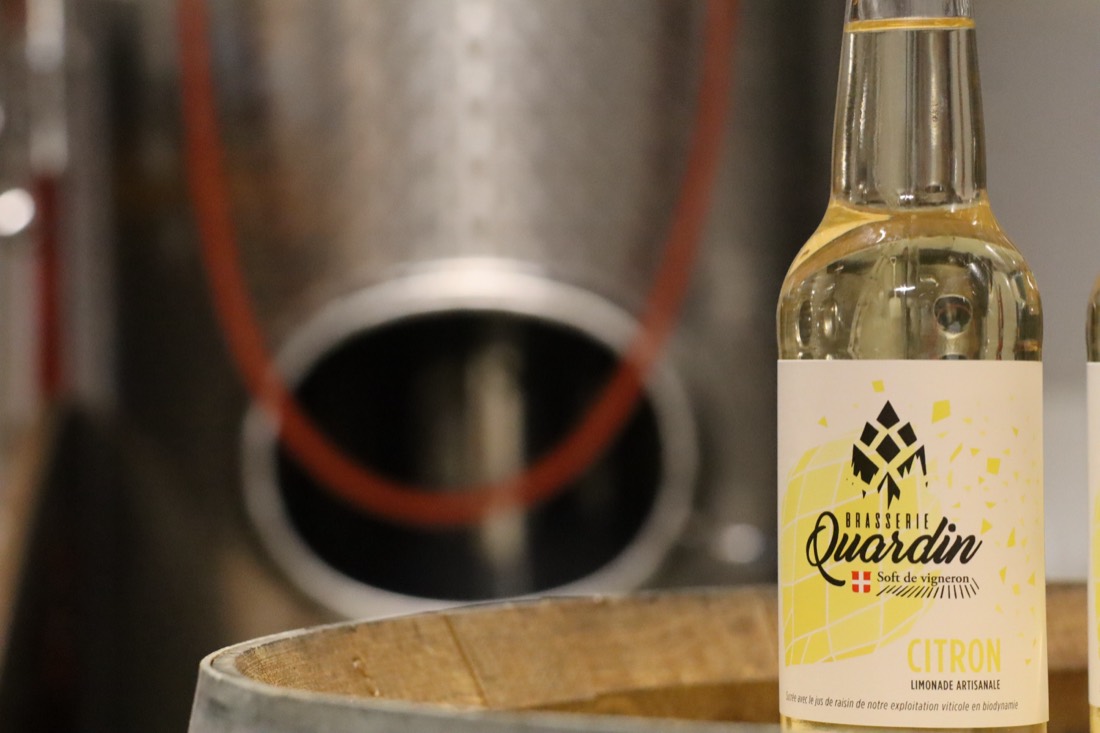 La limonade artisanale de la Brasserie Quardin photographiée en cave, en Savoie