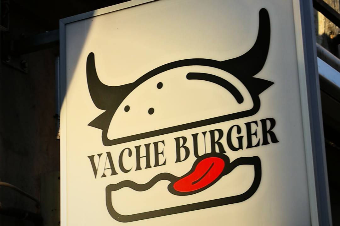 L'enseigne de Vache Burger : un burger à cornes de vache qui tire la langue