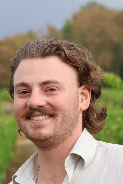 Maxence, de l'équipe, dans les rangs de vigne
