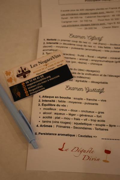 Une fiche de dégustation, un stylo et une carte de visite